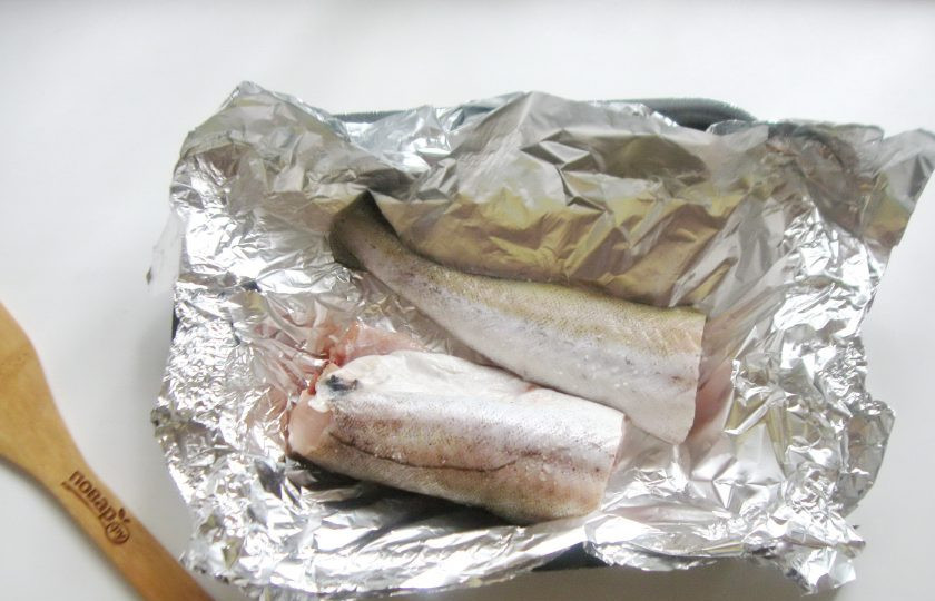 1. Этап. Диетический минтай в фольге в духовке: Минтай выпотрошите, очистите, обрежьте плавники, удалите черную пленку в брюшке. Хорошо помойте рыбу. Крупную разрежьте на две части. Мелкую разрезать не нужно. Выложите в форму для запекания с фольгой. Посолите по вкусу со всех сторон.