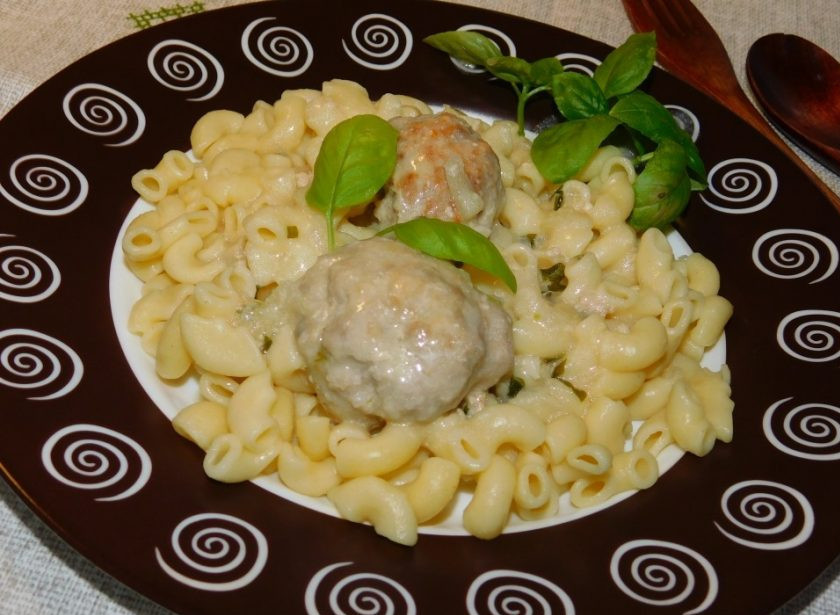 1. Этап. Тефтели в белом соусе с чесноком и базиликом: Приятного аппетита!