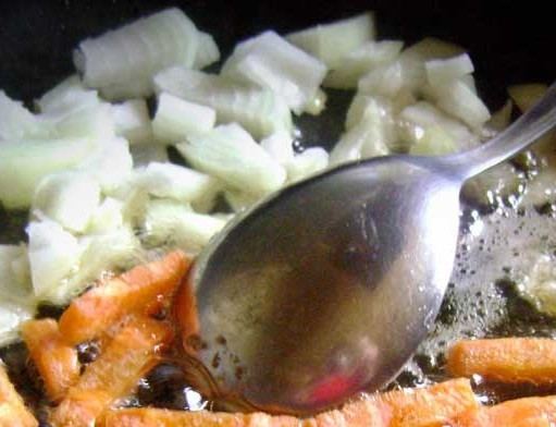 1. Этап. Свинина, тушенная со щавелем: 3. Обжариваем нарезанные лук и морковь на растительном масле.