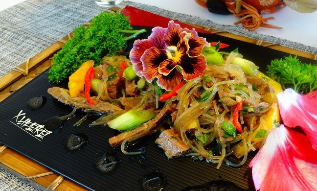 1. Этап. Салат китайский с говядиной: 4. Добавим лапшу, перемешаем. При необходимости еще добавим соли, перца или специй по вкусу. Салат готов!