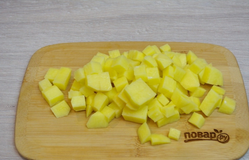 1. Этап. Необычный винегрет: К кипящей моркови добавьте нарезанную картошку.