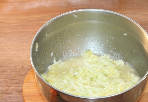 1. Этап. Сырные булочки с добавлением кабачка: 5. Кабачковую массу отжимаем руками и кладем в масляную смесь.