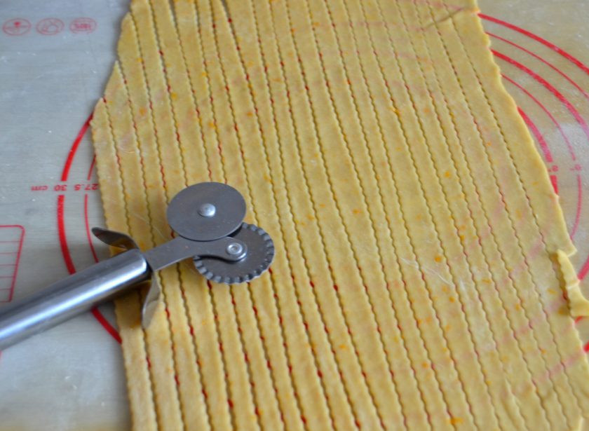 1. Этап. Десерт Ченси: Можно сделать печенье в виде небольших клубочков. Для этого нарежьте пласт теста на тонкие полоски.