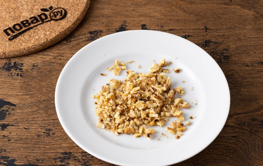 1. Этап. Чай с шиповником и грецким орехом: Грецкие орехи подсушите в сковороде до золотистого цвета. Затем мелко порубите орехи ножом или разотрите ступкой.