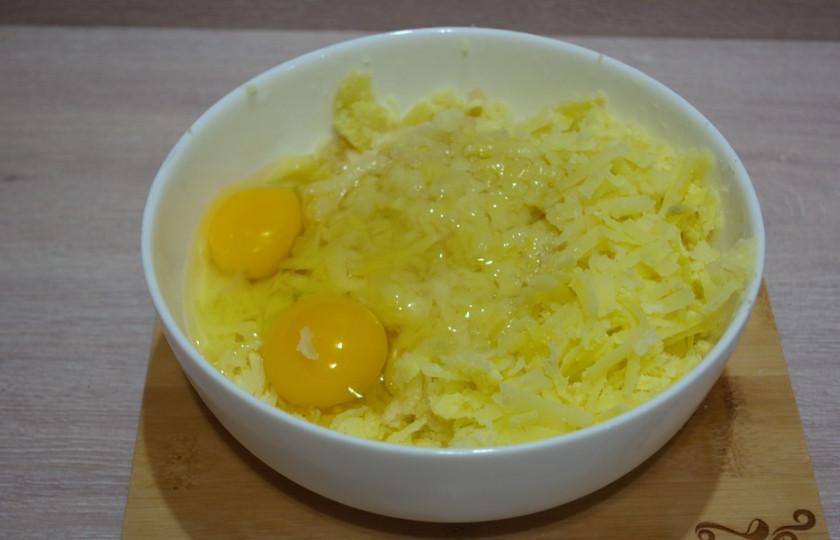 1. Этап. Ньокки с мясным соусом: 2. К натертому картофелю добавить яйца, хорошую щепотку соли, можно немного молотого перчика.