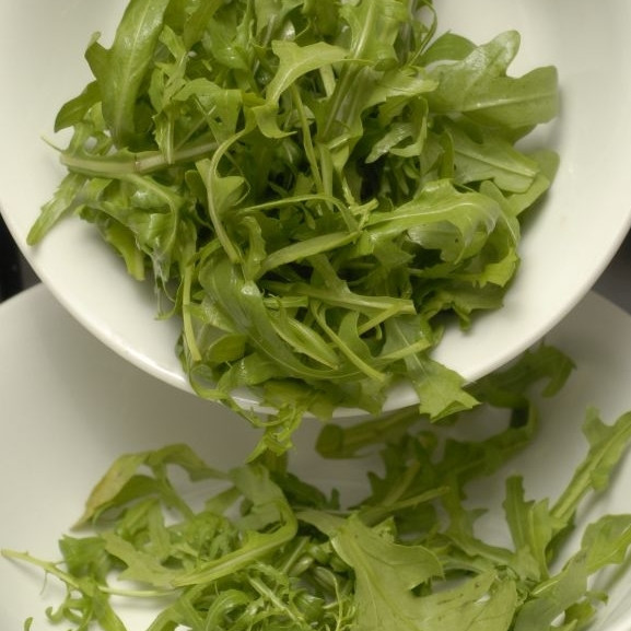 1. Этап. Салат с креветками Вкусный: Рукколу промываем и выкладываем в салатницу.