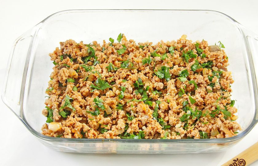 1. Этап. Баклажаны с мясом и овощами: Затем слой фарша и зелени.