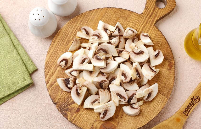 1. Этап. Паста с цукини и грибами: Шампиньоны разрежьте на несколько частей.