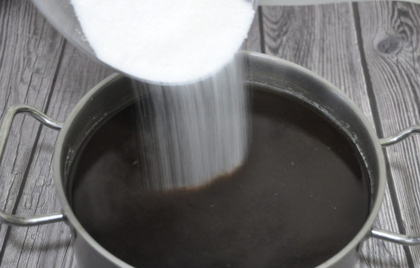 1. Этап. Квас на ржаной закваске: Всыпьте сахарный песок.