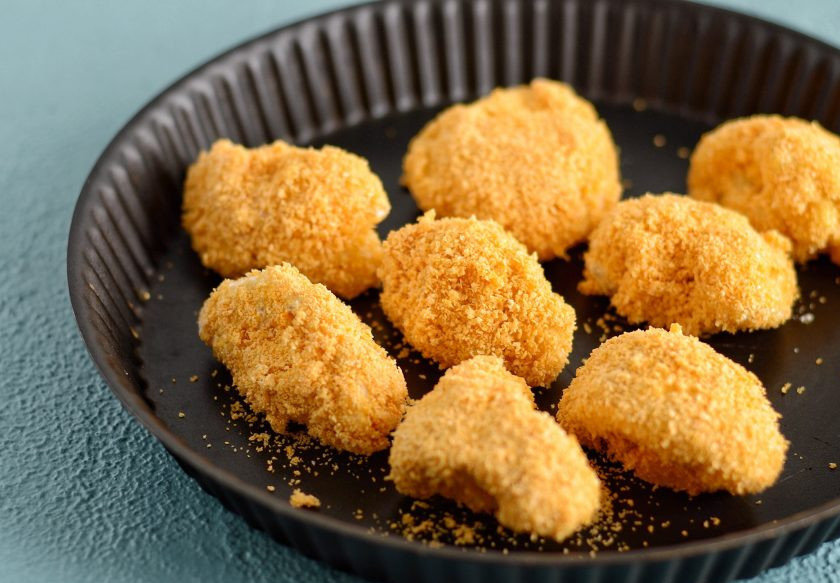 1. Этап. Наггетсы из капусты: Снова окуните кусочки капусты в соевое молоко, а потом обваляйте в панировочных сухарях. Выпекайте наггетсы 15 минут при температуре 200 градусов.