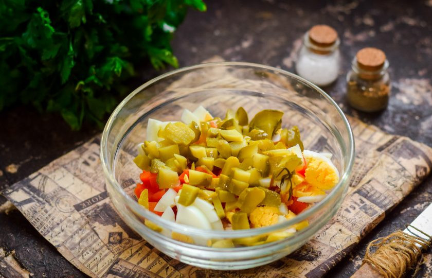 1. Этап. Оливье по Дюкану: Корнишоны нарежьте кубиками, добавьте к остальным ингредиентам.