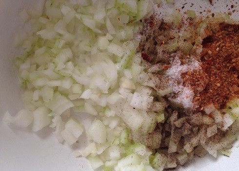 1. Этап. Чебуреки из слоеного теста: Я сразу добавляю все специи и соль к луку, перемешиваю его со специями.