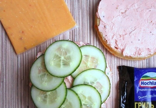 1. Этап. Томатно-сырный сэндвич с фасолью: Всю томатно-сырную массу с фасолью выложите на нижнюю вафлю. Добавьте тонкие ломтики огурца.