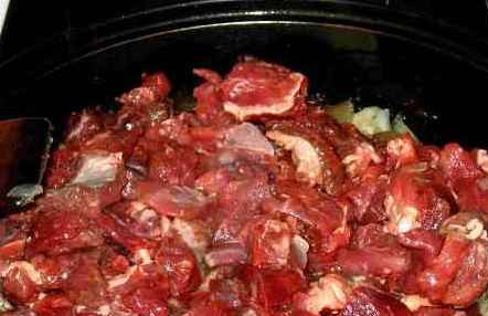 1. Этап. Гуляш из баранины с подливкой: Когда лук зарумянится, выкладываем на сковороду баранину.