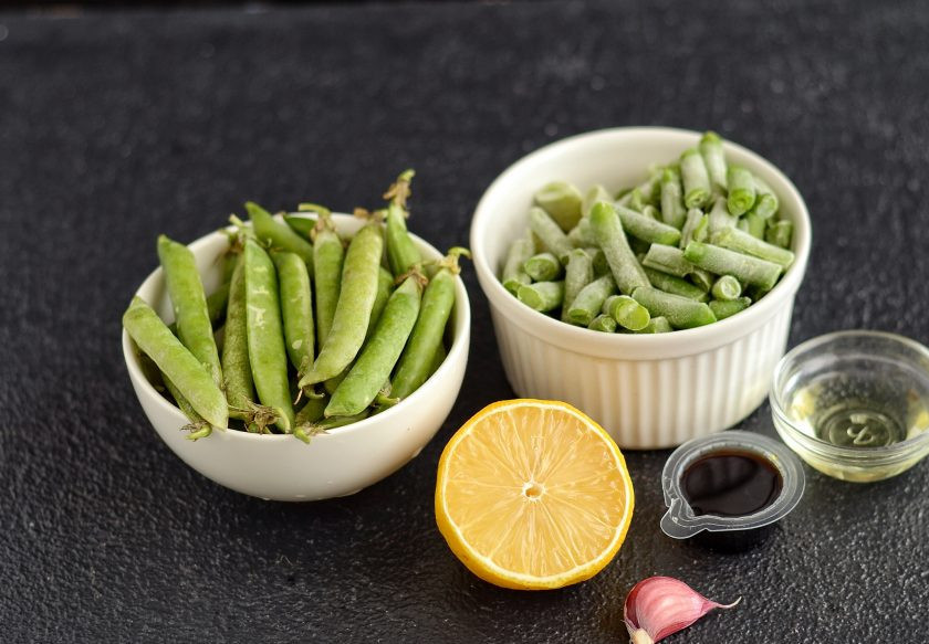 1. Этап. Салат из горошка и фасоли: Подготовьте все ингредиенты.