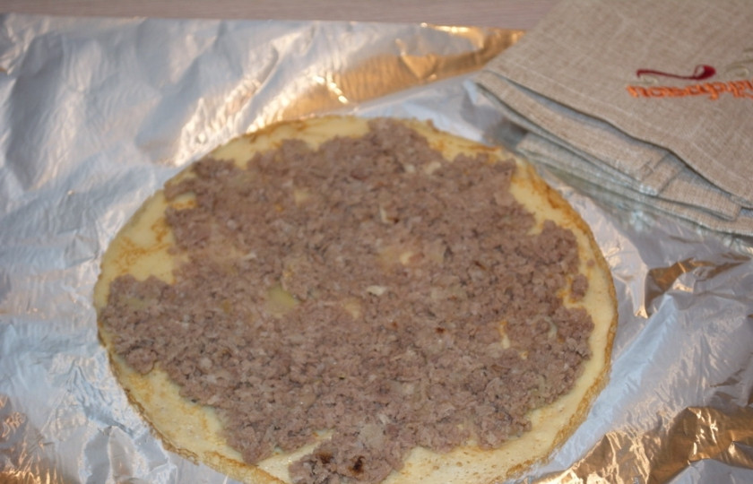 1. Этап. Блинный пирог с фаршем: На блин выложите часть фарша. Распределите равномерно.