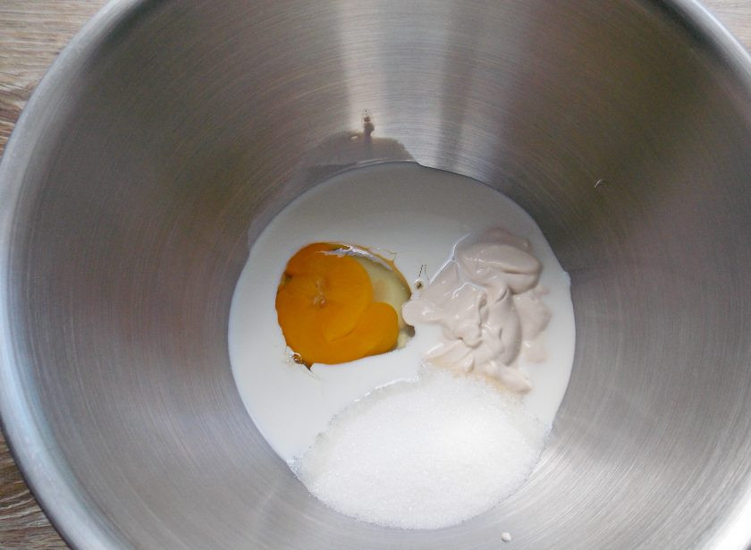 1. Этап. Капкейки Баунти: Влейте в чашу холодное молоко.