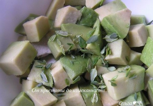 1. Этап. Салат Мартовский фьюжн: Салат с авокадо. Авокадо нарежьте кубиками, добавьте сок лайма, перемешайте, оборвите листики с веточки тимьяна, добавьте к авокадо.