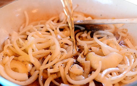 1. Этап. Английские фрикадельки: Обжарьте лук три минуты и добавьте бульон. Перемешайте.