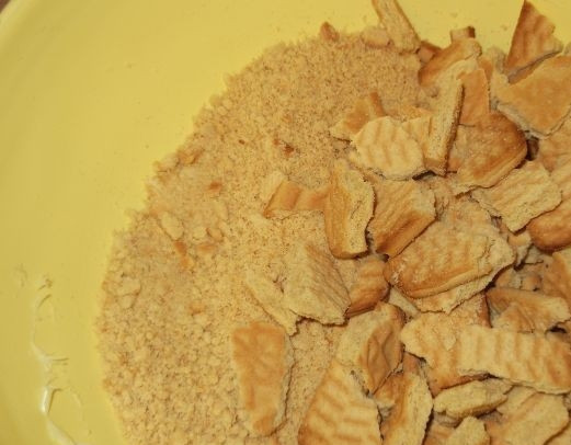 1. Этап. Колбаса из печенья: 2. Половину пачки печенья нужно измельчить очень мелко (в крошку), а остальное просто поломать на мелкие кусочки. Затем смешиваем все печенье.