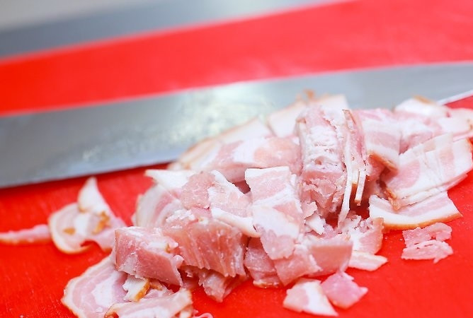 1. Этап. Вкусные спагетти: 1. Бекон или ветчину нарежьте небольшими кубиками.