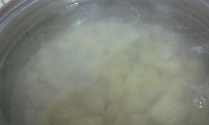 1. Этап. Овощной суп с фрикадельками: В кипящую воду опускаем очищенный и порезанный кубиками картофель. Варим 20 минут, посолив.