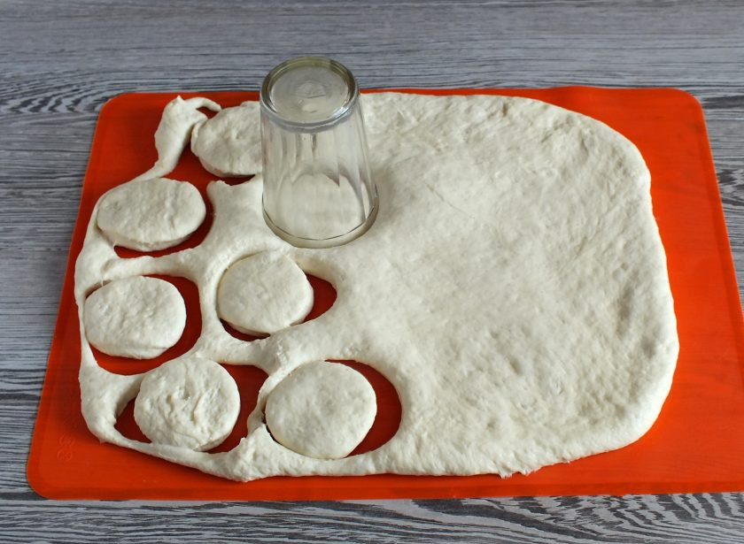 1. Этап. Пончики в хлебопечке: Раскатайте тесто в пласт толщиной 0,5-0,7 см. С помощью стакана нарежьте круглые заготовки. К этому времени в жаровне или в кастрюле разогрейте растительное масло. Огонь чуть ниже среднего.