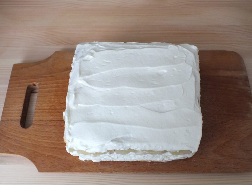 1. Этап. Торт из печенья савоярди: Снимите форму, уберите пленку и обмажьте обильно кремом со всех сторон.