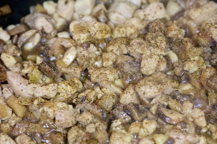 1. Этап. Ракушки с курицей и грибами: Протушите мясо и грибы с луком 15-17 минут. Посолите и поперчите.