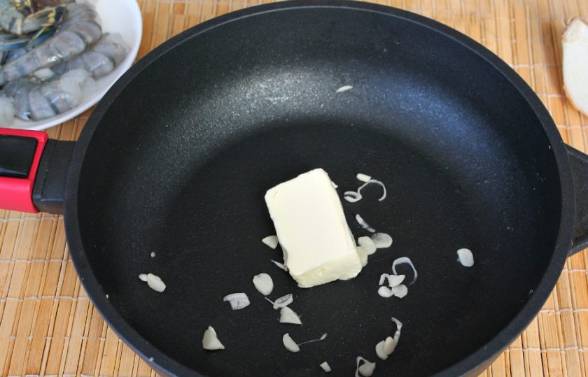 1. Этап. Королевский суп: На сковороду насыпаем нарезанный чеснок и кладем кусочек сливочного масла. Разогреваем.