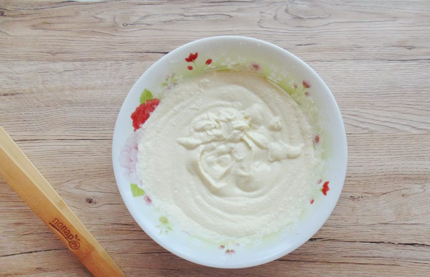 1. Этап. Творожная запеканка с абрикосами: Взбейте все ингредиенты блендером до кремовой консистенции.