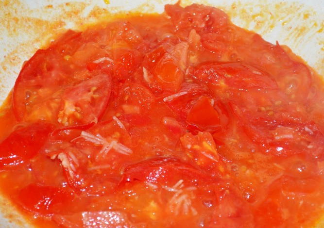 1. Этап. Соте из баклажанов и кабачков: Последними немного протушите на сковороде колечки помидор с измельченным чесноком.