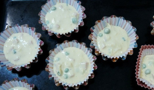 1. Этап. Кукурузные кексы «Школьные»: Разложите тесто по формочкам, вложив в каждую предварительно бумажные вкладыши для выпечки.