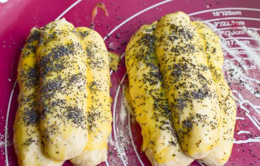 1. Этап. Булка Черкизовская: Смажьте булки яичным желтком, посыпьте маком.