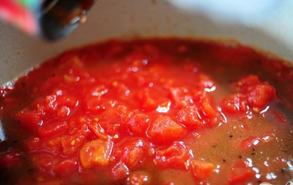 1. Этап. Курица с помидорами и чесноком: Помешать и довести до кипения. Положить консервированные помидоры.