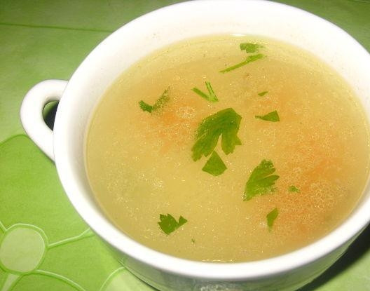 1. Этап. Хаш из курицы: Бульон процедите. Разлейте его по порциям, выложив на дно измельчённый чеснок. Добавьте в хаш кусочки курицы. Приятного аппетита!