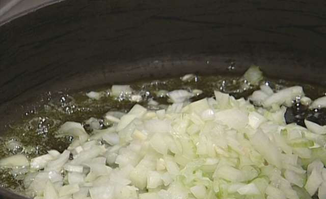 1. Этап. Ризотто с печенью: В глубокой сковороде разогрейте 3 ст.л. оливкового масла и 1 ст.л. сливочного. Слегка обжарьте лук, чеснок и сельдерей.