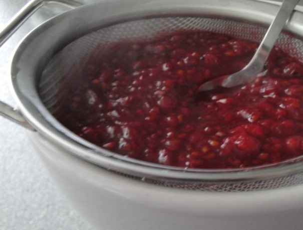1. Этап. Домашний мармелад: Затем перетрите их через сито.