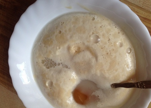 1. Этап. Булочки с медом: Дрожжи поднялись пенной шапочкой. Добавим к ним оставшуюся воду, соль и мед. Перемешаем, чтобы мед и соль растворились.