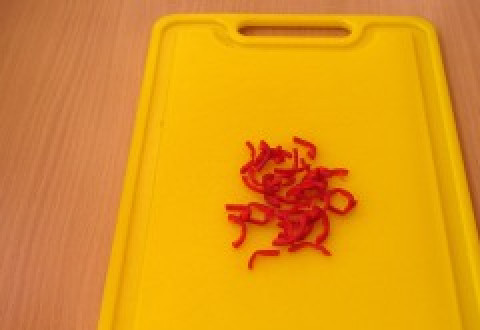 1. Этап. Паста с телятиной: Перец чили мелко режем, удалив семена.