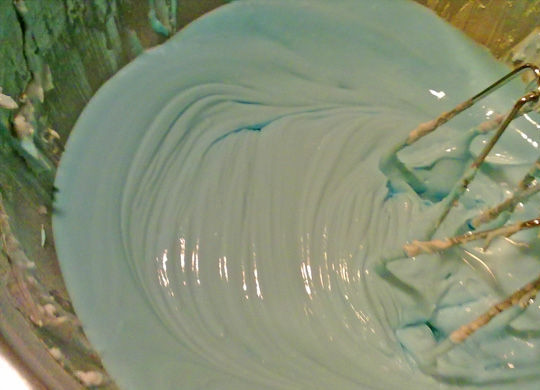 1. Этап. Имбирное печенье на Рождество: Часть глазури окрасьте в голубой цвет красителем, а часть оставьте белой.