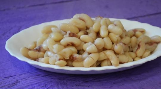 1. Этап. Вегетарианский борщ с фасолью: В суп добавьте фасоль, специи, соль. Затем зажарку.