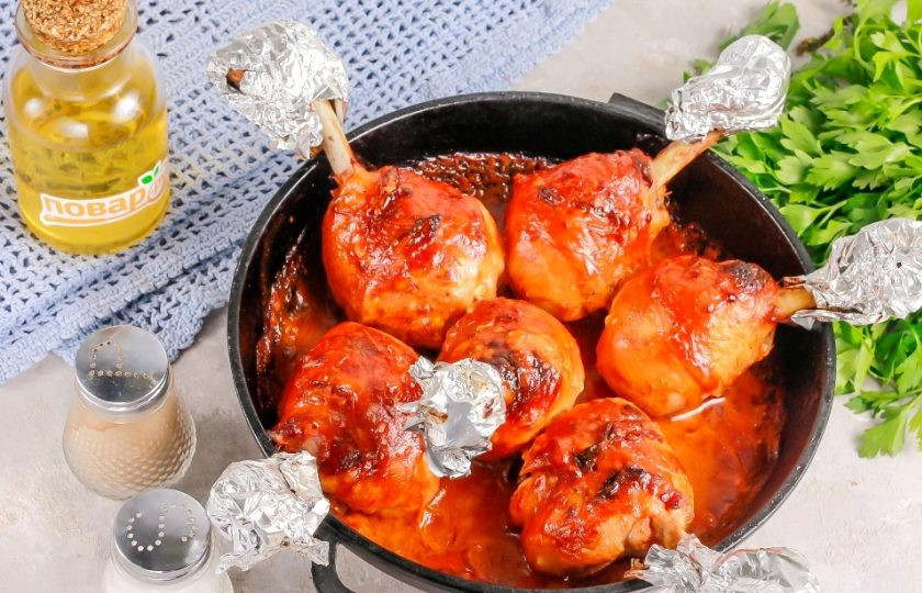 1. Этап. Куриные Чупа-чупсы: Запеките голени примерно 25-30 минут, следя за тем, чтобы они не подгорели. Спустя указанное время обмажьте голени оставшимся соусом и снова запеките еще 5-7 минут до румяности.