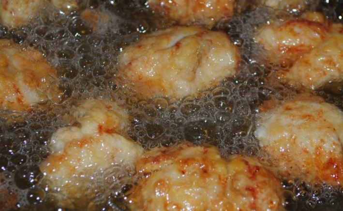 1. Этап. Куриные кусочки в соусе: Обжариваем курицу с двух сторон, до хрустящей золотистой корочки.