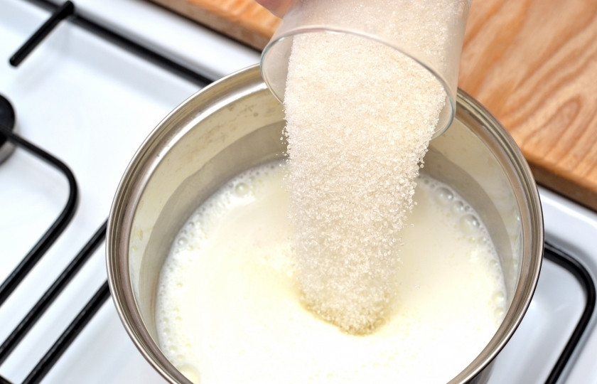 1. Этап. Кулфи: Затем высыпьте весь сахар. Помешайте.