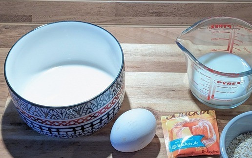 1. Этап. Булочка из отрубей в микроволновке: Приготовить ингредиенты, 60 мл кефира, 1 яйцо, 2 ст. л отрубей с горкой. Отруби я никогда не взвешиваю, сегодня специально взвесила- 20 г. Можно добавить кунжут или семечки подсолнечника, что и сделала.