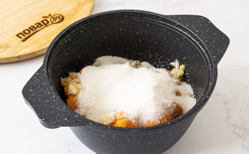 1. Этап. Варенье из абрикосов с грушами: Засыпьте сахаром и доведите до кипения на средне-низком огне.