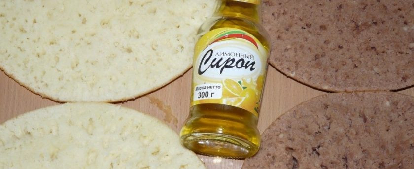 1. Этап. Тесто для сметанного торта: 3. А теперь тщательно и обильно пропитаем белые коржи лимонным сиропом. Если нет сиропа, подойдут кислое варенье, лимонный сок!