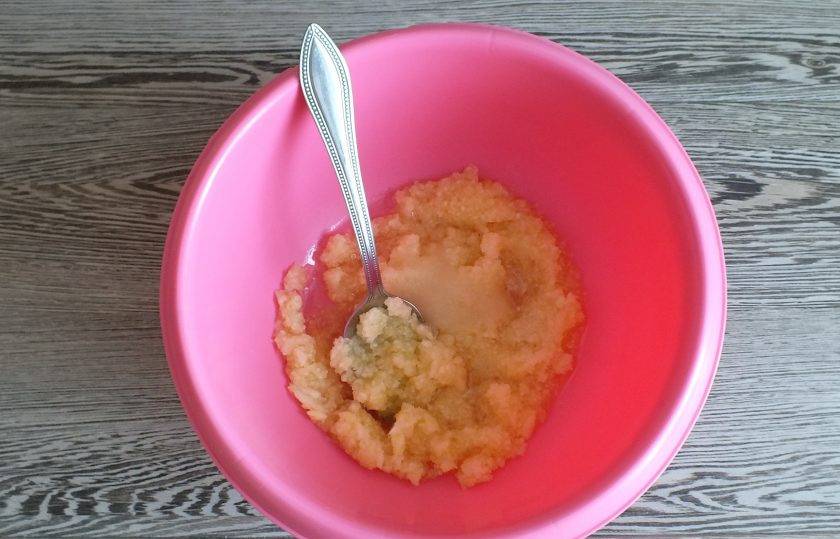 1. Этап. Пышки с яблоками: Переложите измельченные яблоки в чашу. Добавьте сахар, соль. Перемешайте.