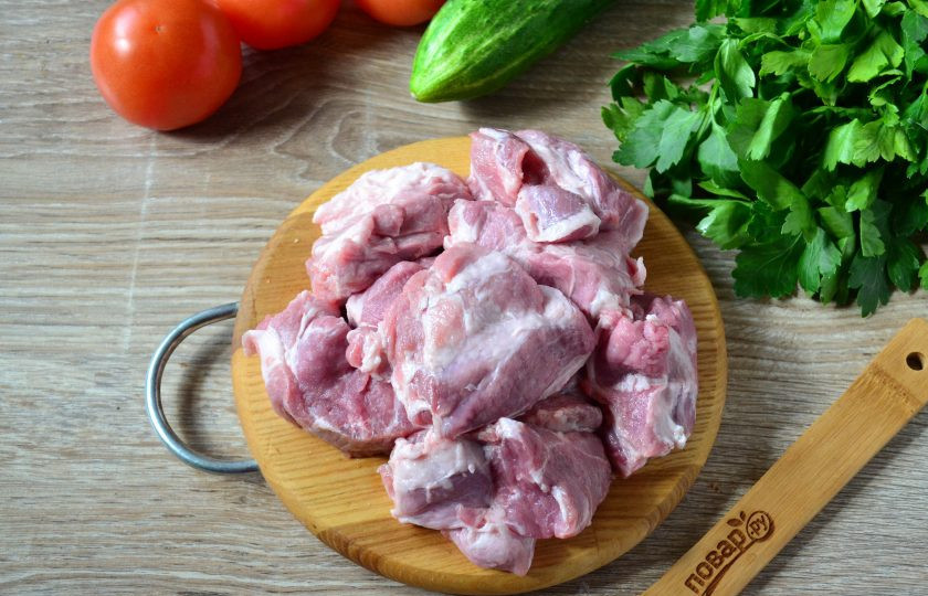 1. Этап. Шашлык с паприкой: Мясо порежьте на небольшие кусочки, я режу не очень крупно, тогда мясо быстрее прожарится и останется сочным.